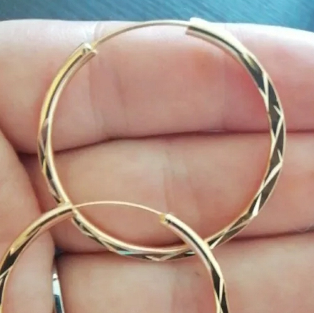 Gold Diamond Cut Hoop Earrings - Picture 4 of 5